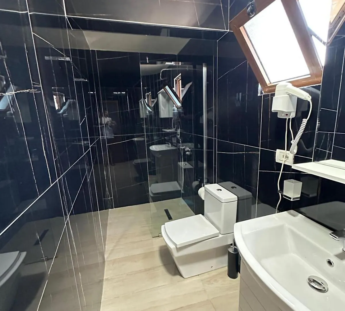 Aqua Hotel Ксамил Албания