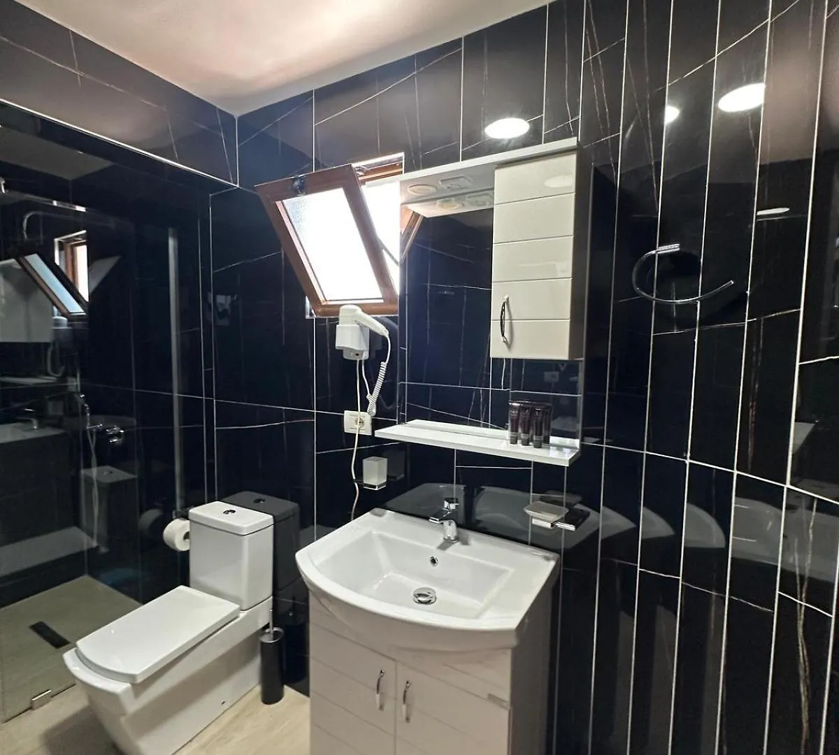 Aqua Hotel Ксамил